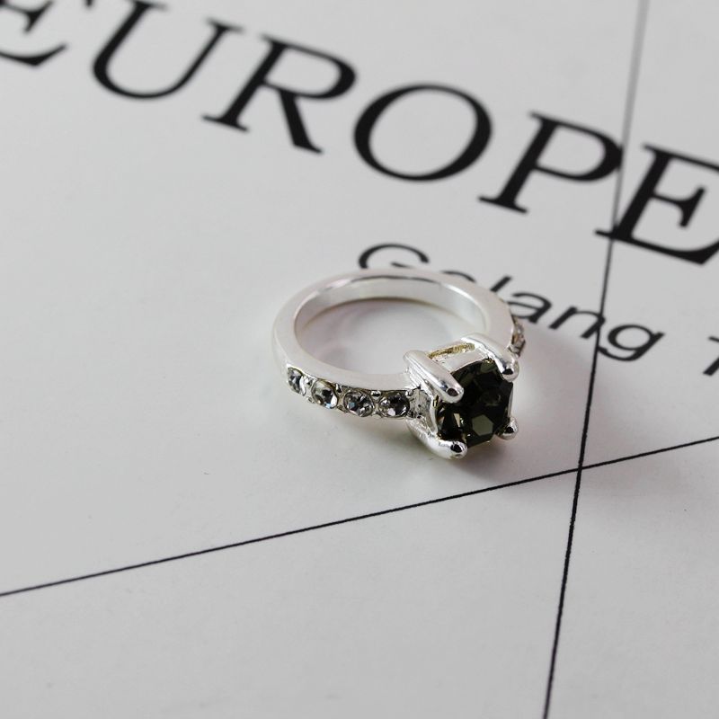 Fashionable Multi-Use Women's Ring for Scarves & Napkins