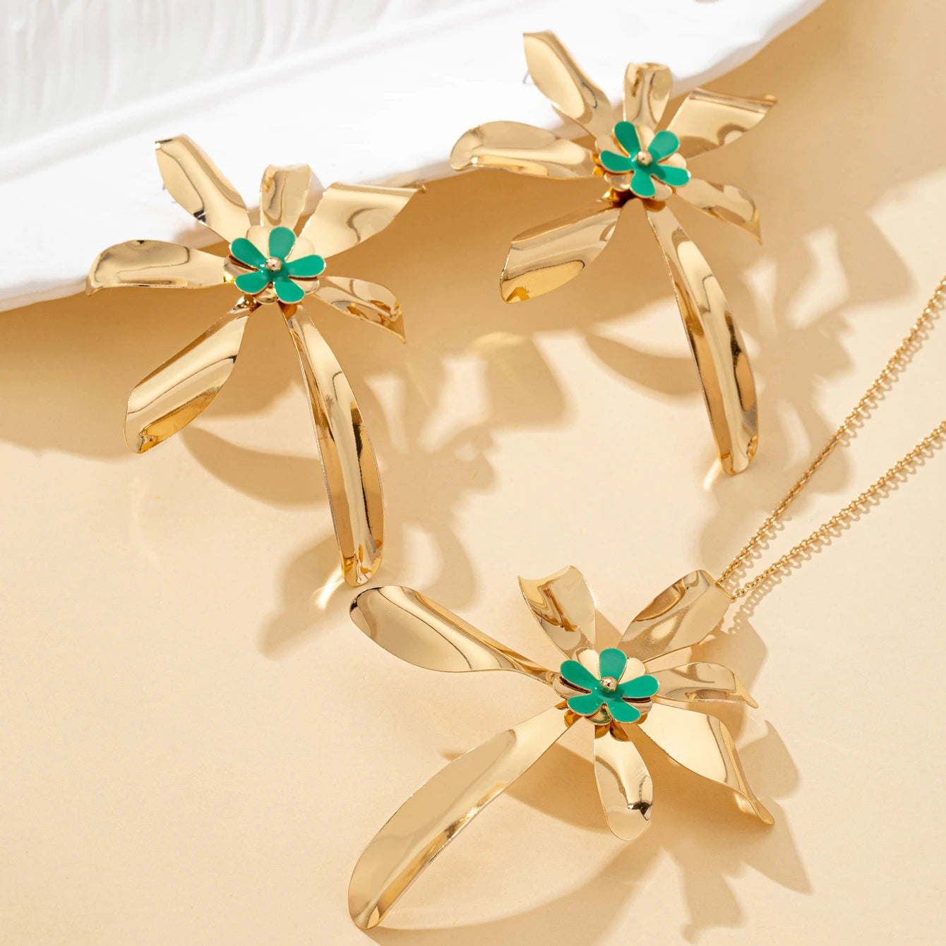 Women's Jewelry Set: Exaggerated Metal Flower Center with Green Enamel Craftsmanship, Earrings and Necklace Set, Suitable for Daily Wear and Vacation